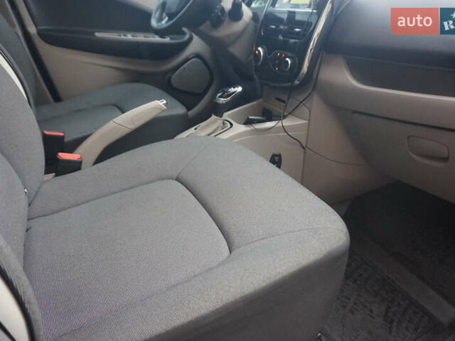 Черный Рено Зое, объемом двигателя 0 л и пробегом 101 тыс. км за 7222 $, фото 37 на Automoto.ua