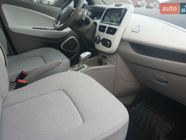 Черный Рено Зое, объемом двигателя 0 л и пробегом 45 тыс. км за 7555 $, фото 37 на Automoto.ua