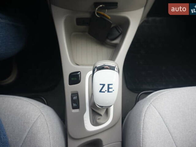 Черный Рено Зое, объемом двигателя 0 л и пробегом 45 тыс. км за 7555 $, фото 35 на Automoto.ua