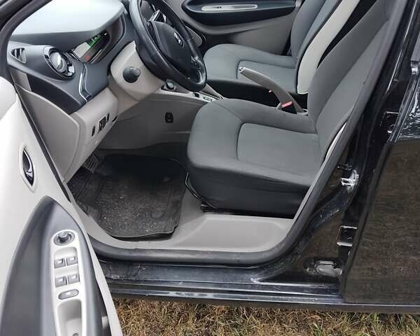 Черный Рено Зое, объемом двигателя 0 л и пробегом 102 тыс. км за 7900 $, фото 4 на Automoto.ua