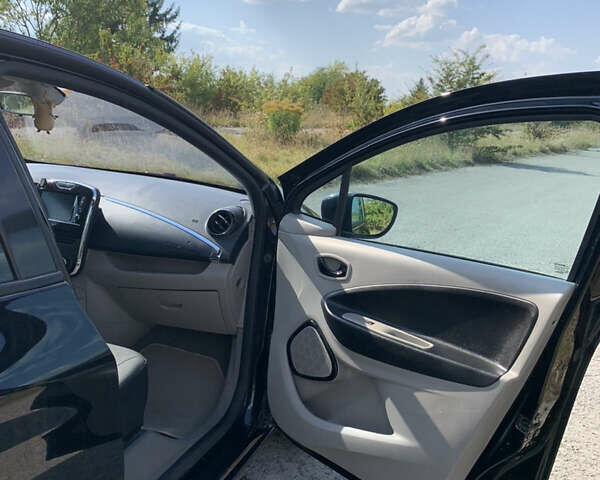Черный Рено Зое, объемом двигателя 0 л и пробегом 86 тыс. км за 7500 $, фото 24 на Automoto.ua