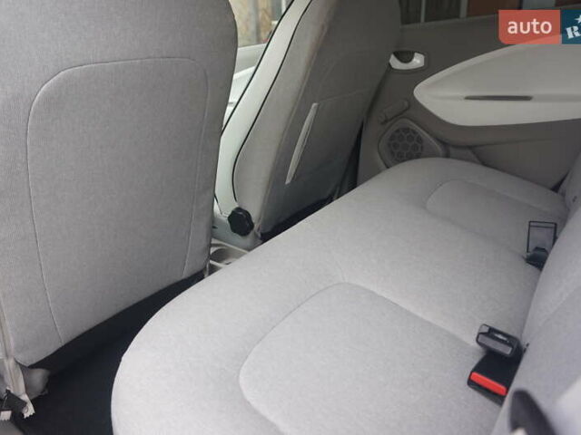 Черный Рено Зое, объемом двигателя 0 л и пробегом 45 тыс. км за 7555 $, фото 44 на Automoto.ua