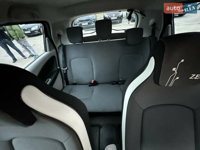 Черный Рено Зое, объемом двигателя 0 л и пробегом 85 тыс. км за 8800 $, фото 16 на Automoto.ua
