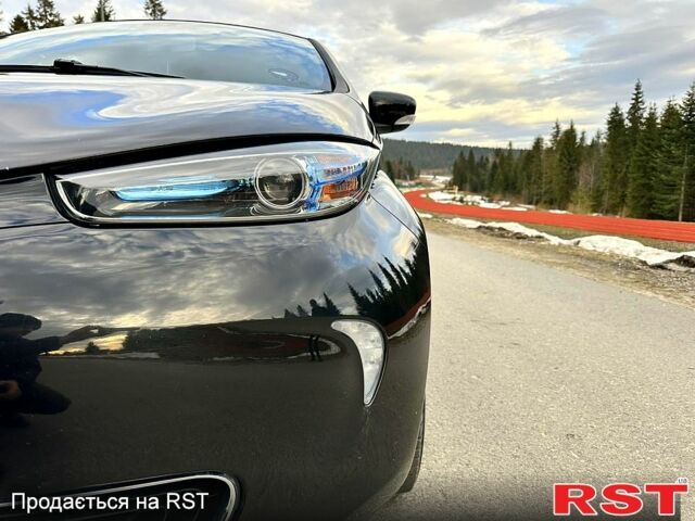 Черный Рено Зое, объемом двигателя 0 л и пробегом 111 тыс. км за 7500 $, фото 4 на Automoto.ua