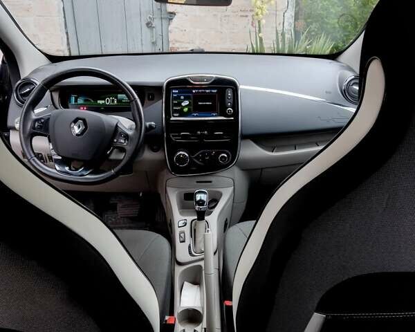 Черный Рено Зое, объемом двигателя 0 л и пробегом 102 тыс. км за 7900 $, фото 2 на Automoto.ua