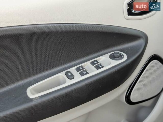 Черный Рено Зое, объемом двигателя 0 л и пробегом 57 тыс. км за 7700 $, фото 25 на Automoto.ua