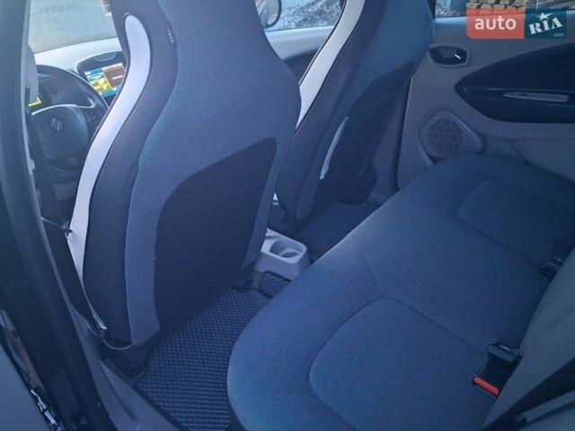 Черный Рено Зое, объемом двигателя 0 л и пробегом 77 тыс. км за 7500 $, фото 5 на Automoto.ua