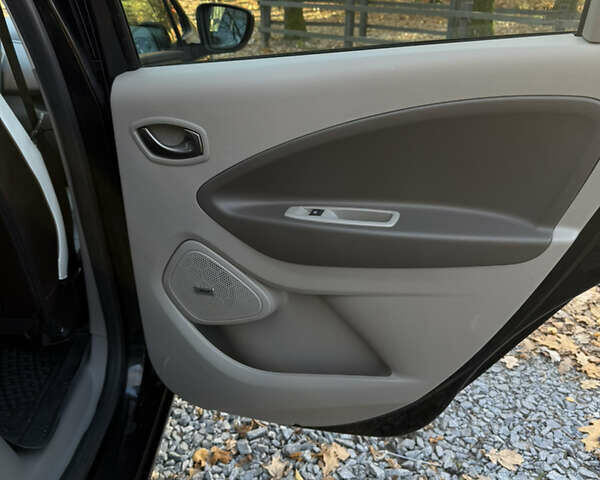 Чорний Рено Зое, об'ємом двигуна 0 л та пробігом 70 тис. км за 9999 $, фото 15 на Automoto.ua