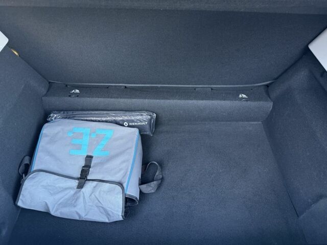 Черный Рено Зое, объемом двигателя 0 л и пробегом 21 тыс. км за 10318 $, фото 17 на Automoto.ua