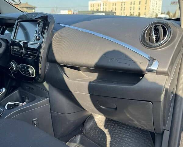 Черный Рено Зое, объемом двигателя 0 л и пробегом 141 тыс. км за 9000 $, фото 5 на Automoto.ua