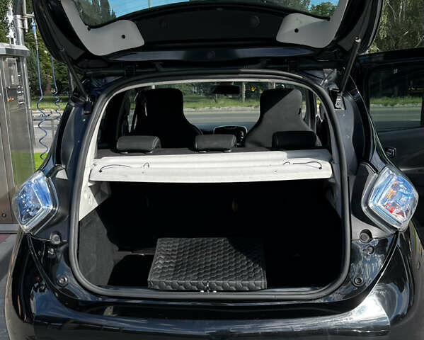 Черный Рено Зое, объемом двигателя 0 л и пробегом 98 тыс. км за 9500 $, фото 5 на Automoto.ua