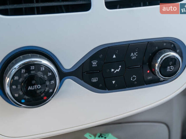 Черный Рено Зое, объемом двигателя 0 л и пробегом 93 тыс. км за 9300 $, фото 16 на Automoto.ua