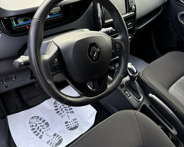 Черный Рено Зое, объемом двигателя 0 л и пробегом 99 тыс. км за 9950 $, фото 33 на Automoto.ua