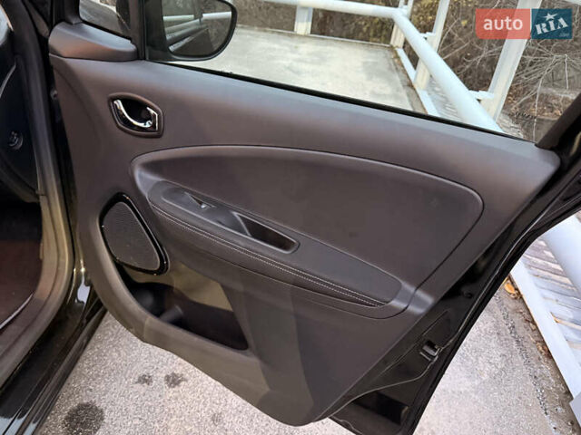 Черный Рено Зое, объемом двигателя 0 л и пробегом 46 тыс. км за 9700 $, фото 20 на Automoto.ua