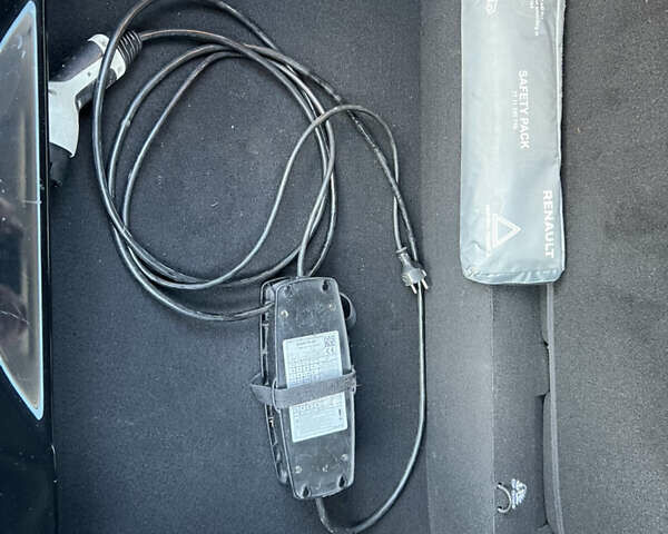 Чорний Рено Зое, об'ємом двигуна 0 л та пробігом 140 тис. км за 9200 $, фото 94 на Automoto.ua