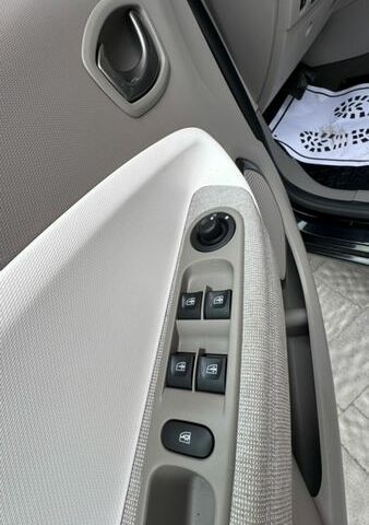 Черный Рено Зое, объемом двигателя 0 л и пробегом 32 тыс. км за 10250 $, фото 43 на Automoto.ua