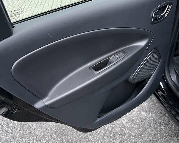 Черный Рено Зое, объемом двигателя 0 л и пробегом 100 тыс. км за 9200 $, фото 15 на Automoto.ua