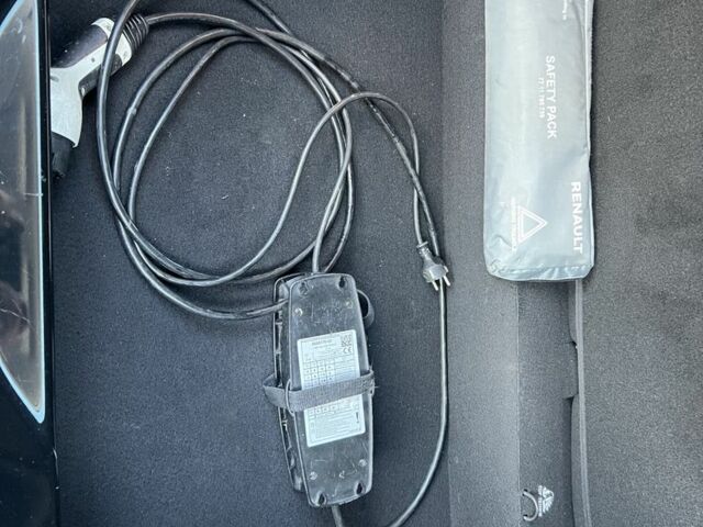 Черный Рено Зое, объемом двигателя 0 л и пробегом 139 тыс. км за 9500 $, фото 15 на Automoto.ua