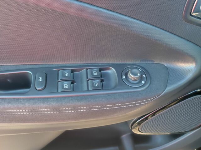 Черный Рено Зое, объемом двигателя 0 л и пробегом 128 тыс. км за 9600 $, фото 8 на Automoto.ua