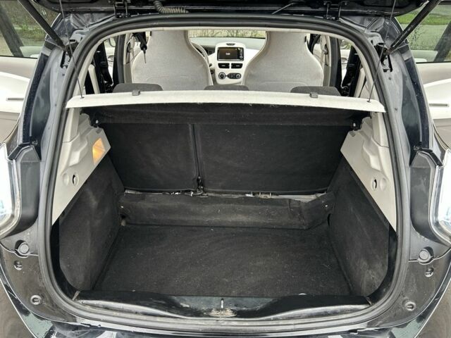 Черный Рено Зое, объемом двигателя 0 л и пробегом 51 тыс. км за 10400 $, фото 21 на Automoto.ua