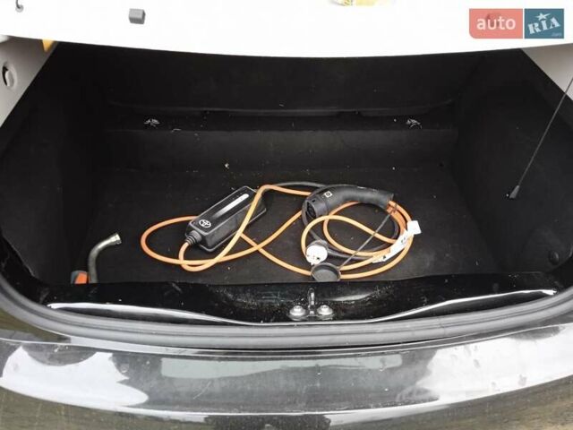 Черный Рено Зое, объемом двигателя 0 л и пробегом 100 тыс. км за 8998 $, фото 19 на Automoto.ua