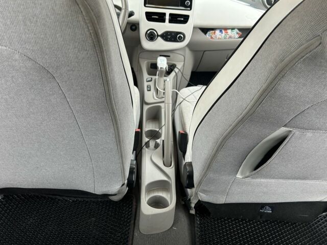 Черный Рено Зое, объемом двигателя 0 л и пробегом 51 тыс. км за 10400 $, фото 20 на Automoto.ua