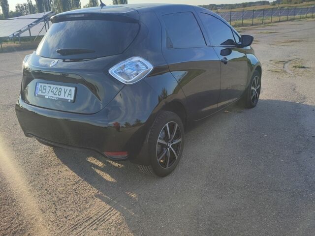 Черный Рено Зое, объемом двигателя 0 л и пробегом 128 тыс. км за 9600 $, фото 4 на Automoto.ua