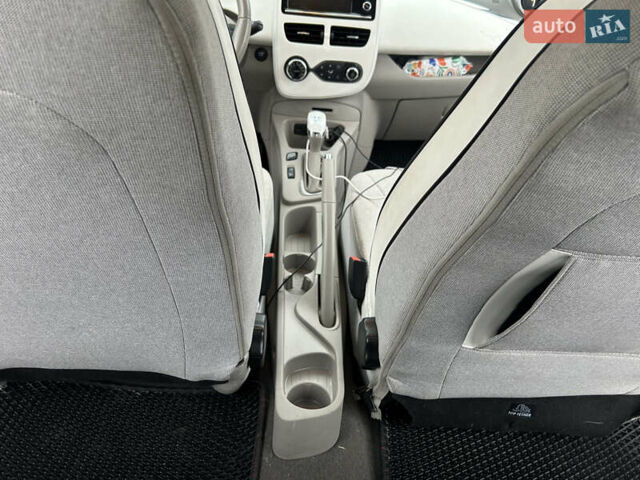 Черный Рено Зое, объемом двигателя 0 л и пробегом 51 тыс. км за 10400 $, фото 20 на Automoto.ua