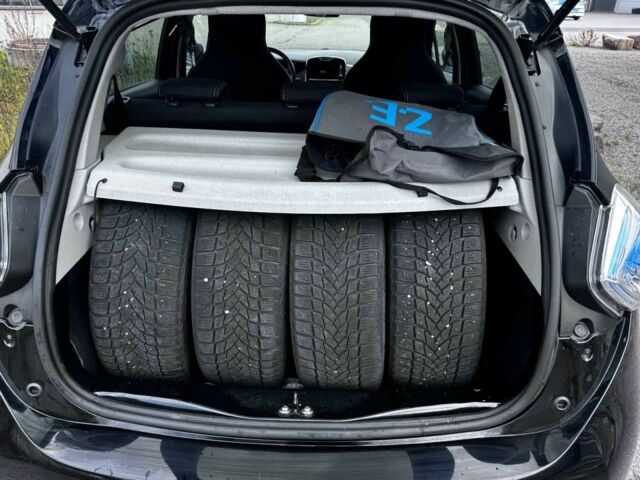 Черный Рено Зое, объемом двигателя 0 л и пробегом 58 тыс. км за 9200 $, фото 4 на Automoto.ua