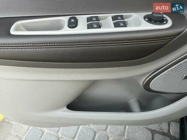 Черный Рено Зое, объемом двигателя 0 л и пробегом 52 тыс. км за 10200 $, фото 12 на Automoto.ua
