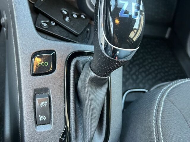 Черный Рено Зое, объемом двигателя 0 л и пробегом 139 тыс. км за 9500 $, фото 19 на Automoto.ua