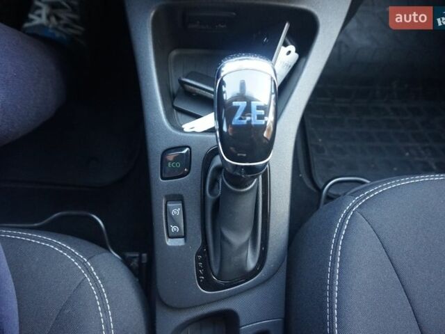 Черный Рено Зое, объемом двигателя 0 л и пробегом 122 тыс. км за 10000 $, фото 35 на Automoto.ua