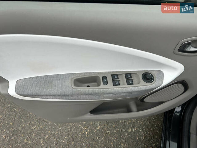 Черный Рено Зое, объемом двигателя 0 л и пробегом 51 тыс. км за 10400 $, фото 16 на Automoto.ua