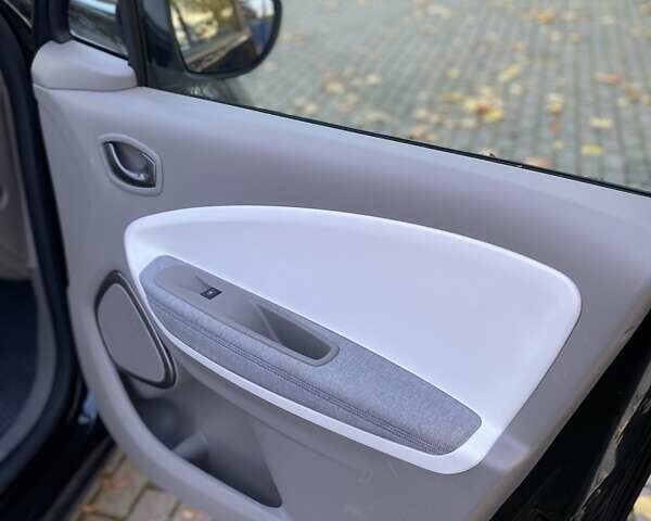 Черный Рено Зое, объемом двигателя 0 л и пробегом 15 тыс. км за 10650 $, фото 25 на Automoto.ua