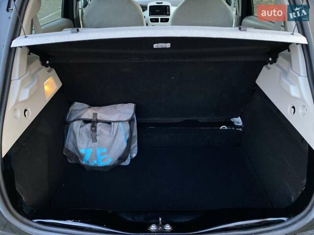 Черный Рено Зое, объемом двигателя 0 л и пробегом 15 тыс. км за 10650 $, фото 41 на Automoto.ua