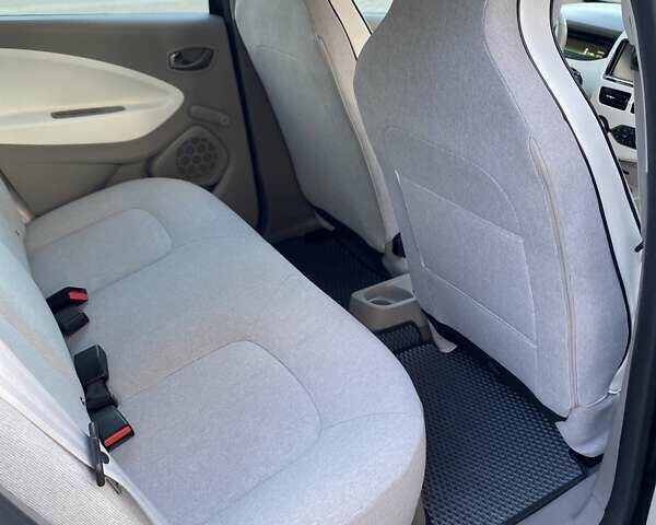 Черный Рено Зое, объемом двигателя 0 л и пробегом 15 тыс. км за 10650 $, фото 26 на Automoto.ua