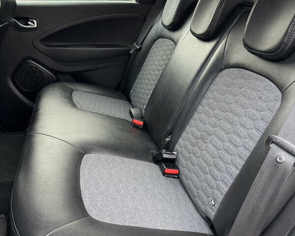 Черный Рено Зое, объемом двигателя 0 л и пробегом 125 тыс. км за 11999 $, фото 65 на Automoto.ua