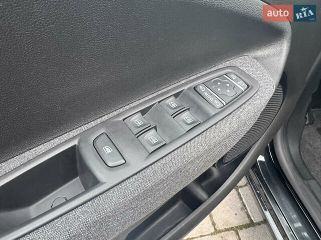 Черный Рено Зое, объемом двигателя 0 л и пробегом 125 тыс. км за 11999 $, фото 34 на Automoto.ua