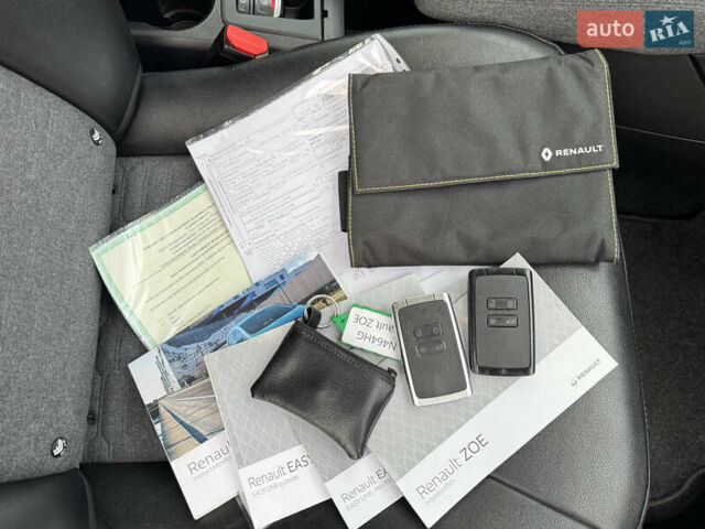 Черный Рено Зое, объемом двигателя 0 л и пробегом 125 тыс. км за 11999 $, фото 92 на Automoto.ua