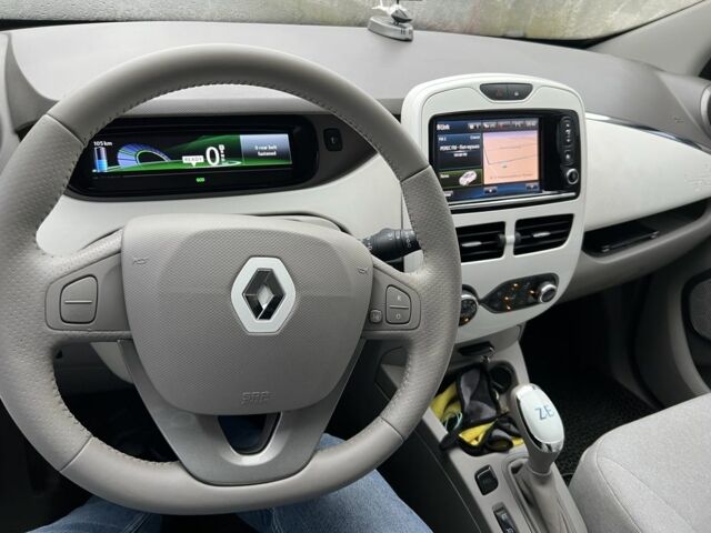 Черный Рено Зое, объемом двигателя 0 л и пробегом 106 тыс. км за 9400 $, фото 6 на Automoto.ua