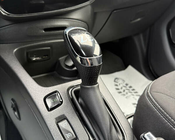 Фіолетовий Рено Зое, об'ємом двигуна 0 л та пробігом 79 тис. км за 10699 $, фото 26 на Automoto.ua