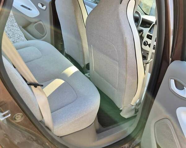 Коричневый Рено Зое, объемом двигателя 0 л и пробегом 173 тыс. км за 5800 $, фото 9 на Automoto.ua