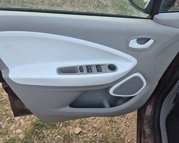 Коричневый Рено Зое, объемом двигателя 0 л и пробегом 173 тыс. км за 5800 $, фото 10 на Automoto.ua