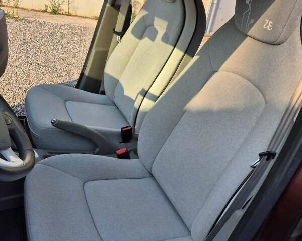 Коричневый Рено Зое, объемом двигателя 0 л и пробегом 173 тыс. км за 5800 $, фото 6 на Automoto.ua