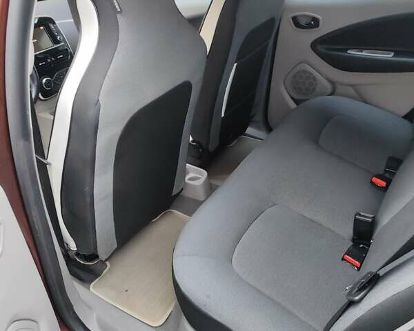 Коричневый Рено Зое, объемом двигателя 0 л и пробегом 52 тыс. км за 8200 $, фото 9 на Automoto.ua