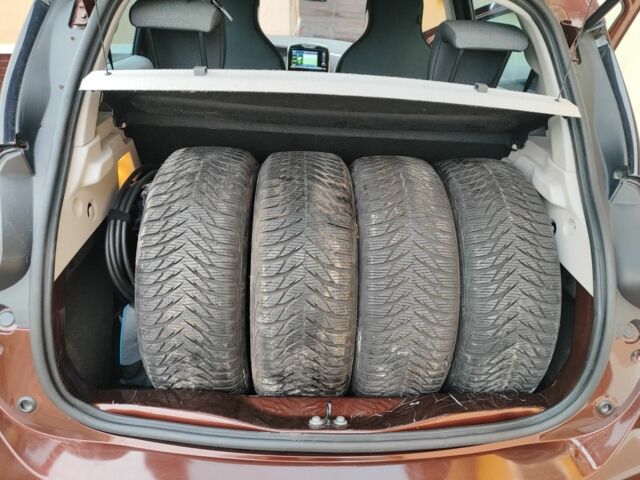 Коричневый Рено Зое, объемом двигателя 0 л и пробегом 52 тыс. км за 7500 $, фото 17 на Automoto.ua