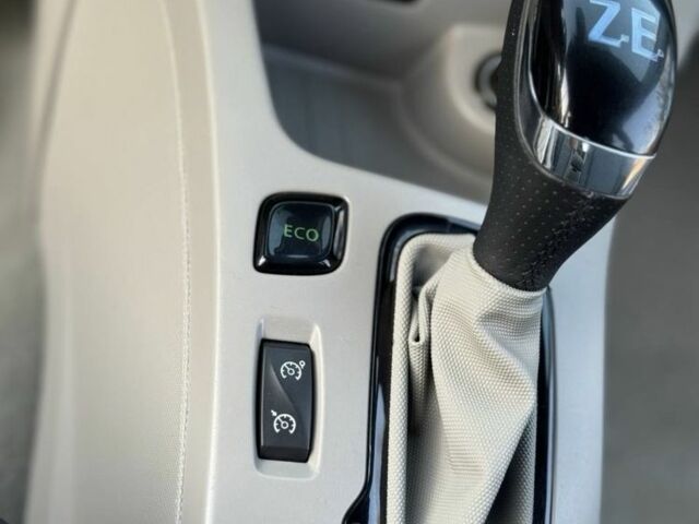 Коричневый Рено Зое, объемом двигателя 0 л и пробегом 133 тыс. км за 5999 $, фото 11 на Automoto.ua