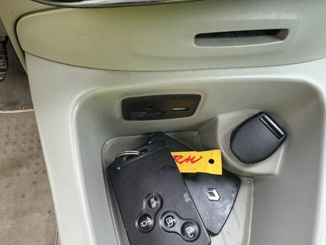 Коричневый Рено Зое, объемом двигателя 0 л и пробегом 129 тыс. км за 6200 $, фото 21 на Automoto.ua