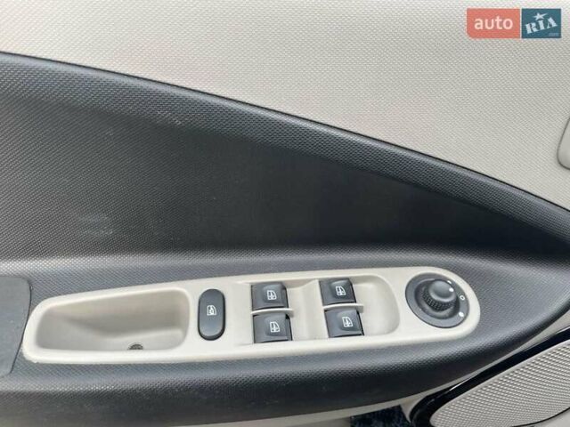 Коричневий Рено Зое, об'ємом двигуна 0 л та пробігом 71 тис. км за 8900 $, фото 11 на Automoto.ua