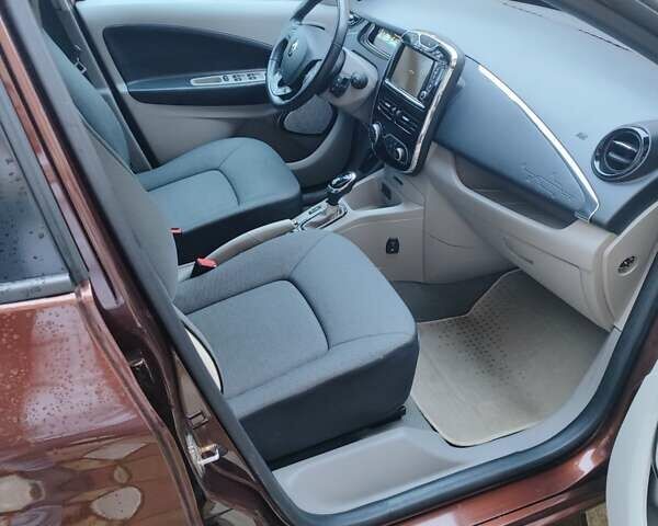 Коричневый Рено Зое, объемом двигателя 0 л и пробегом 52 тыс. км за 8200 $, фото 17 на Automoto.ua